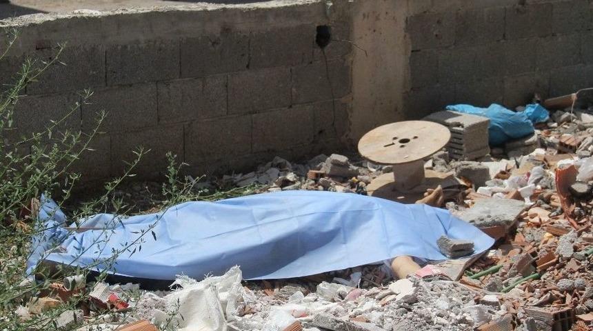 14 Katlı İnşaatın Damından D&uuml;şen Yaşlı Adam &Ouml;ld&uuml;