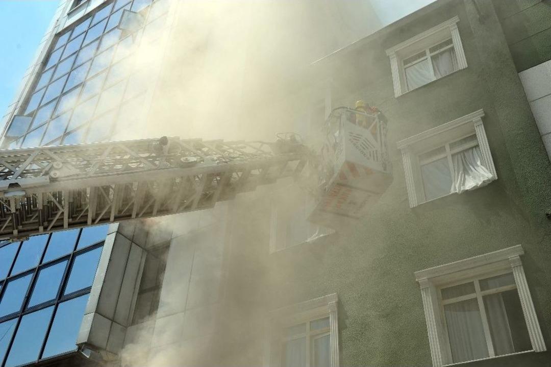 M&uuml;h&uuml;rl&uuml; Eğlence Kul&uuml;b&uuml;nde &Ccedil;ıkan Yangın Korkuttu