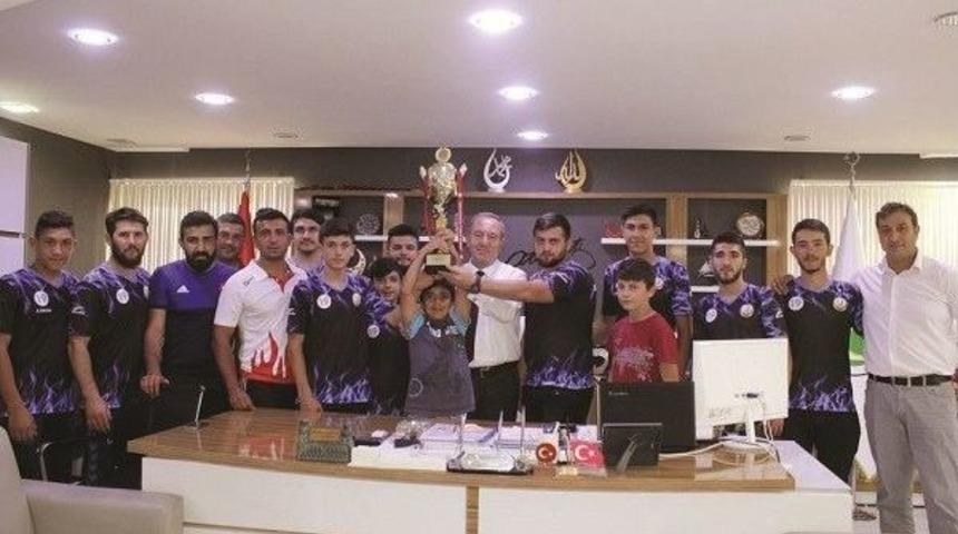 Kazandıkları Kupayı Başkan Şahiner&rsquo;e Hediye Ettiler
