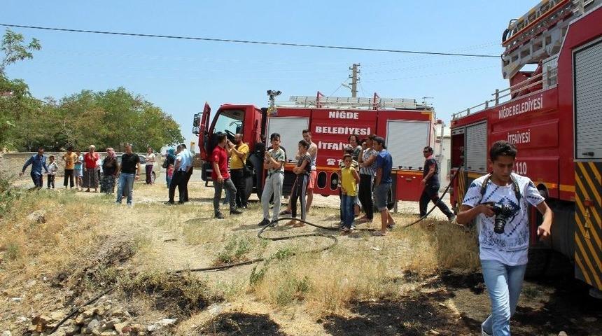 Bah&ccedil;edeki Yangını S&ouml;nd&uuml;ren İtfaiye Ekiplerini Film İzler Gibi İzlediler