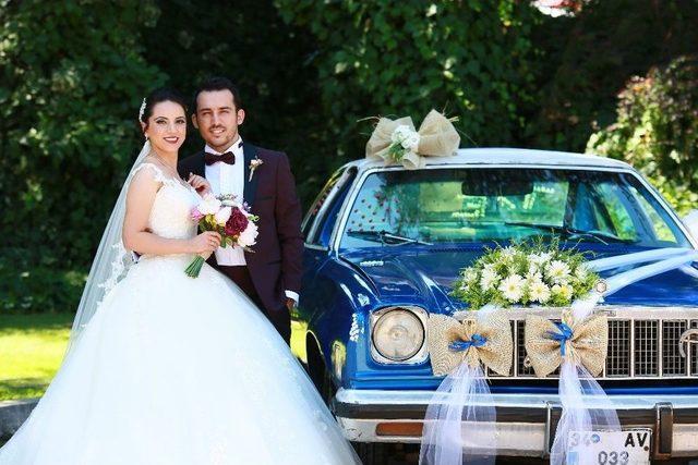 Klasik Otomobil Evlenen Genç Çiftlerin Yeni Gözdesi