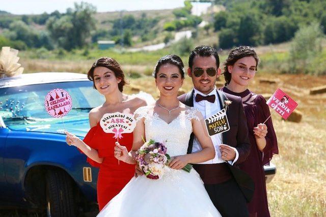 Klasik Otomobil Evlenen Genç Çiftlerin Yeni Gözdesi