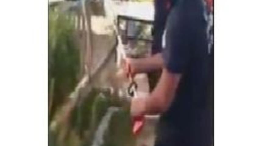 Kümese Giren Yılanı Itfaiye Yakaladı