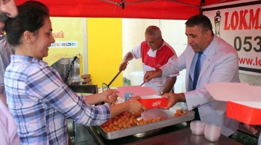 Bursa'da Cumhuriyet Savcısı 15 Temmuz Şehitleri Için Lokma Dağıttı