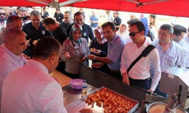 Bursa'da Cumhuriyet Savcısı 15 Temmuz Şehitleri Için Lokma Dağıttı