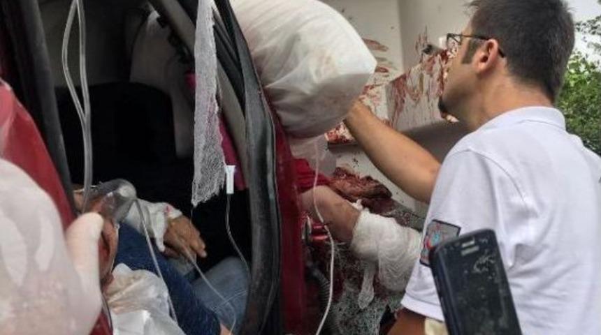 Kum Yüklü Kamyon, Çarptığı Otomobilin Üzerine Devrildi: 3 Ölü 3 Yaralı