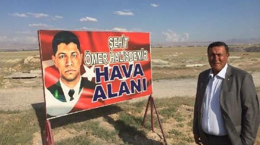 22 Yıl &Ouml;nce Temeli Atılan Havaalanına Şehit &Ouml;mer Halisdemir Yazılı Tabela Koydular