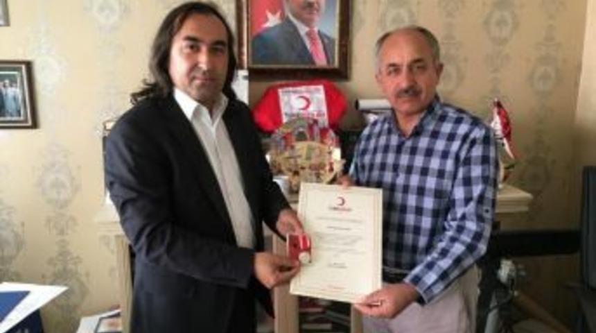 Kızılay&rsquo;dan 26 Yıllık Emektarına G&uuml;m&uuml;ş Madalya