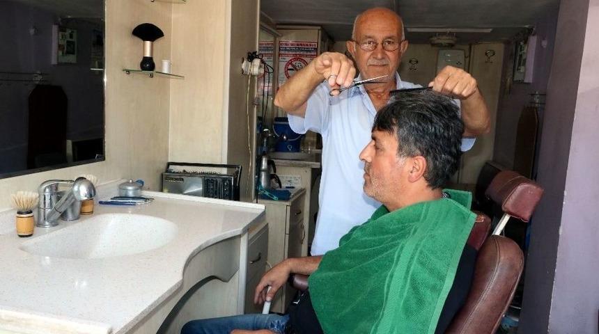 55 Yıllık Berber D&uuml;kkanın Yıkılmasıyla Mesleği Bırakacak