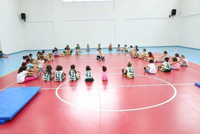 Darıca Yaz Spor Okulları Eğitimlerini Sürdürüyor