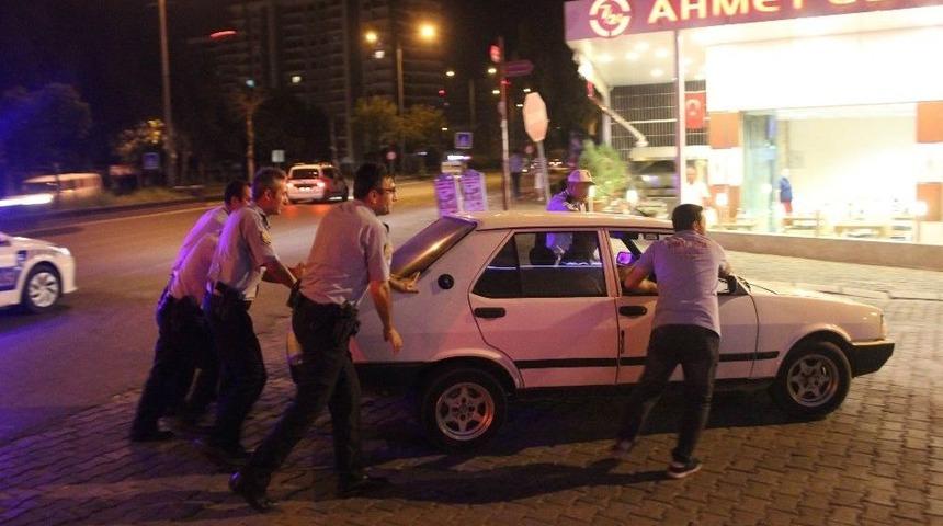 S&uuml;r&uuml;c&uuml; Kadın Yol Ortasında Sızıp Kaldı