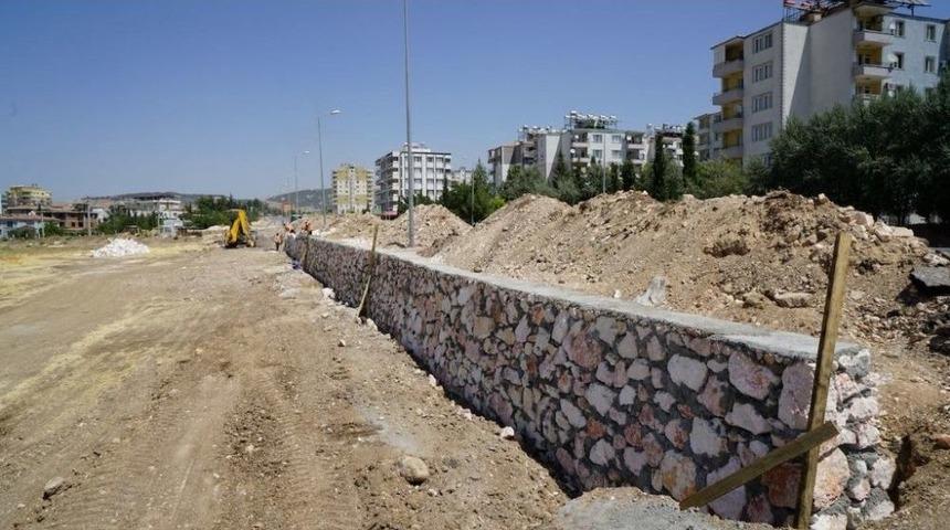 Petrol Caddesinde İstinat Duvarı &Ouml;r&uuml;ld&uuml;