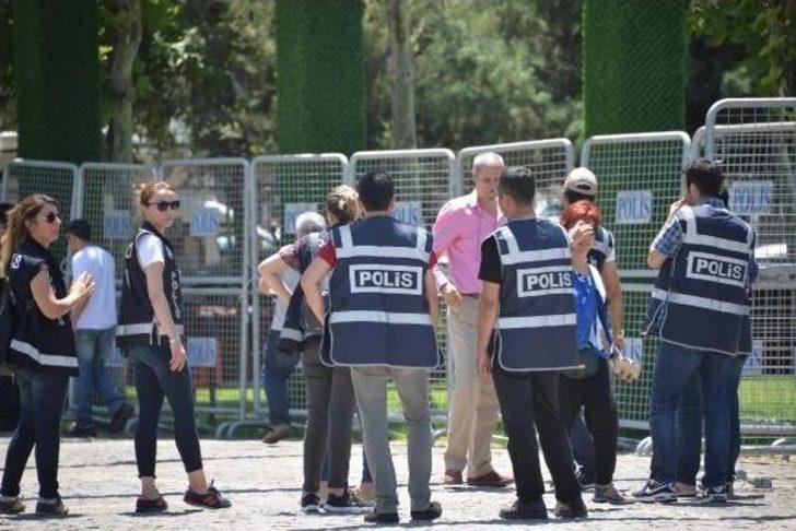 Grup Toplantısını Diyarbakır'da Parkta Yapan Hdp'den 1 Haftalık 'vicdan Ve Adalet Nöbeti'