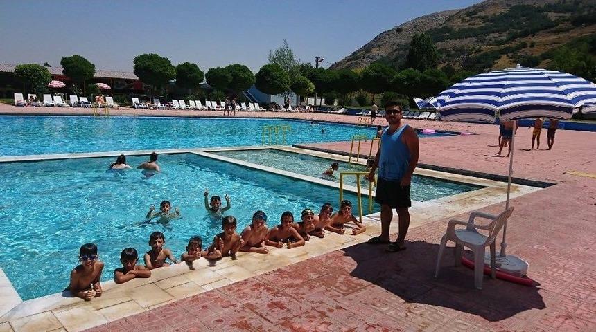 İn&ouml;n&uuml;&rsquo;de 90 &Ccedil;ocuğa Şifalı Doğal Kaynak Suyunda Y&uuml;zme Kursu