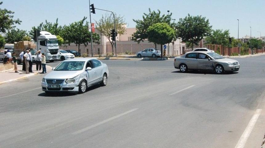 &Ccedil;arpışan Otomobiller Yayayı Ezdi