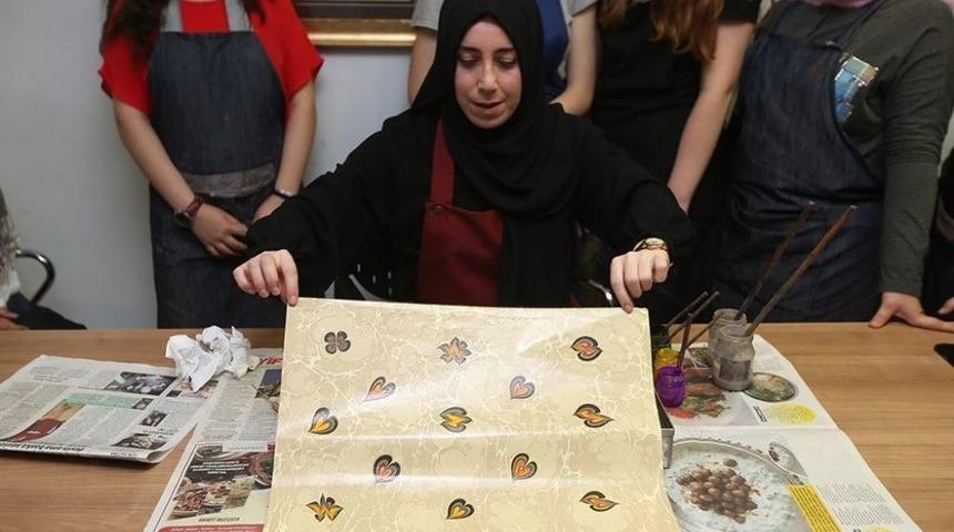 Gen&ccedil; At&ouml;lyede Gen&ccedil;ler Ebru Sanatı İle Buluştu