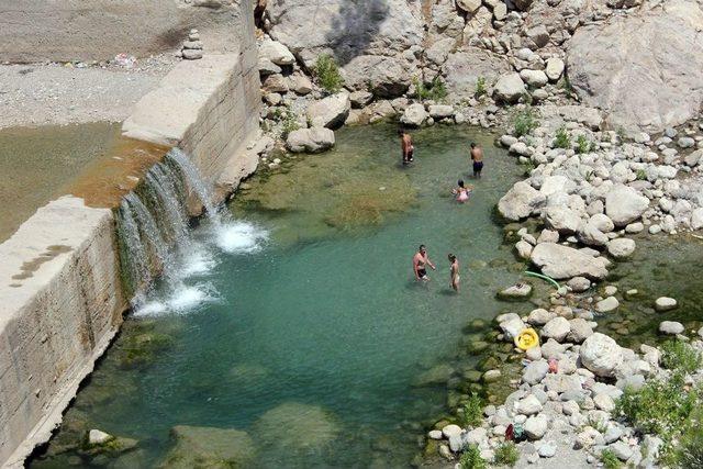 Kanyonda Suya Atlayan Turistin Ayağı Kırıldı