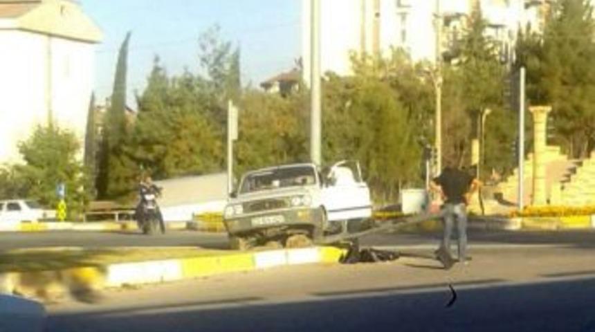 Kontrolden &Ccedil;ıkan Otomobil Ref&uuml;je &Ccedil;ıktı