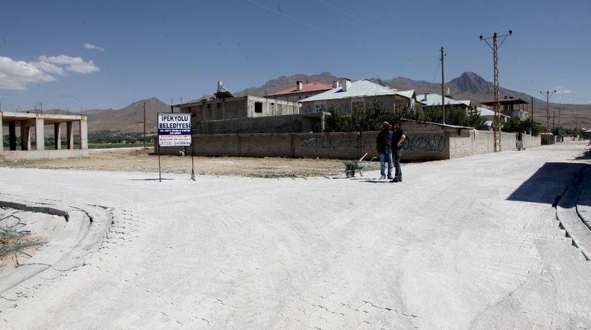 İpekyolu Belediyesinden Yol Yapım &Ccedil;alışması