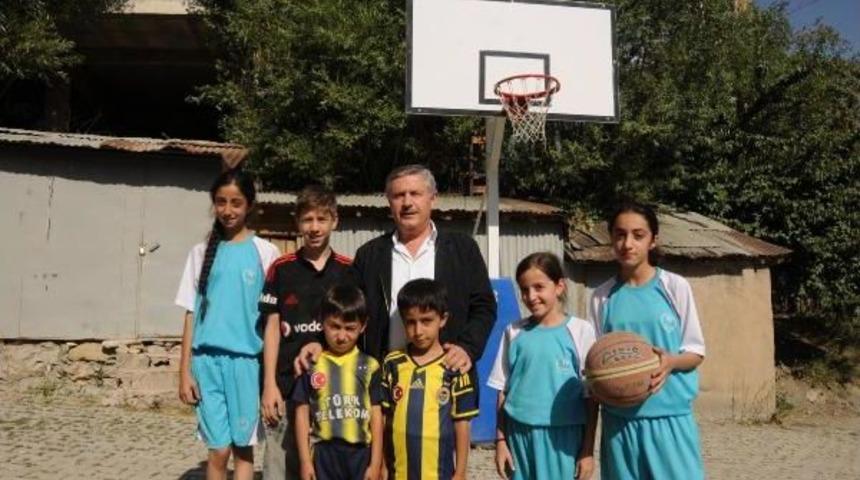 Bakan Bak, Hakkarili &Ccedil;ocukları Sevindirdi