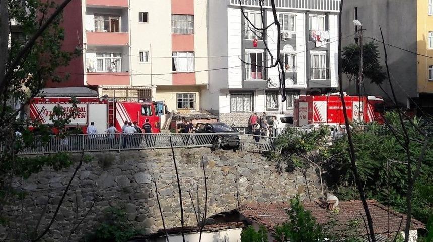 Freni Boşalan Ara&ccedil; Evin &Uuml;st&uuml;ne U&ccedil;maya Ramak Kala Yol Kenarında Asılı Kaldı