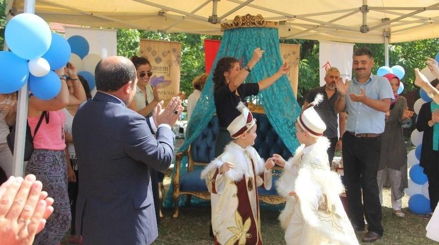 Yuvada Kalan 3 &Ccedil;ocuk Erkekliğe İlk Adımı Attı