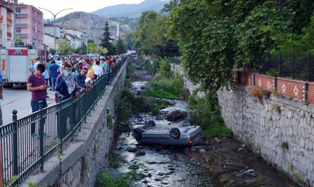 Otomobil Dereye U&ccedil;tu: 2 Yaralı