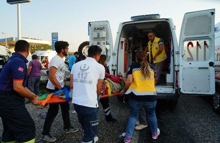 İşçi Minibüsü İle Traktör Yüklü Çekici Çarpıştı: 7 Yaralı G4