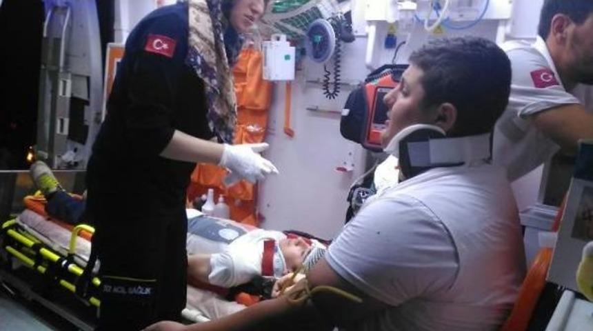 Minib&uuml;s Elektrik Direğine &Ccedil;arptı: 17 Yaralı