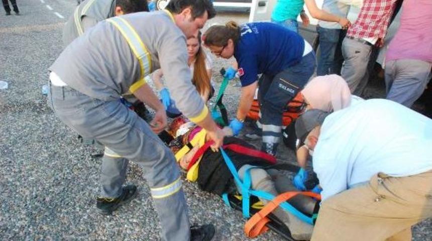 Kadın Iş&ccedil;ileri Taşıyan Minib&uuml;s Ile &Ccedil;ekici &Ccedil;arpıştı: 7 Yaralı