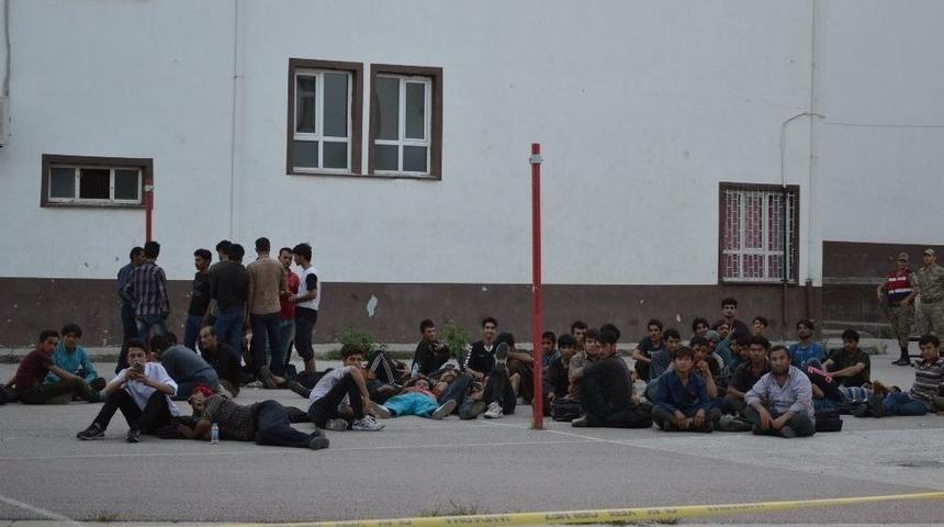 Tokat&rsquo;ta 82 Ka&ccedil;ak G&ouml;&ccedil;men Yakalandı