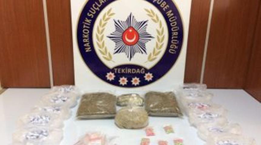 Ş&uuml;pheli 3 Kişiden Uyuşturucu &Ccedil;ıktı
