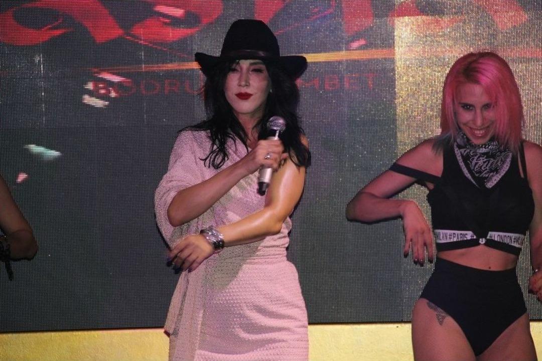 Hande Yener S&ouml;yledi Oğlu &Ccedil;ağın &Ccedil;aldı