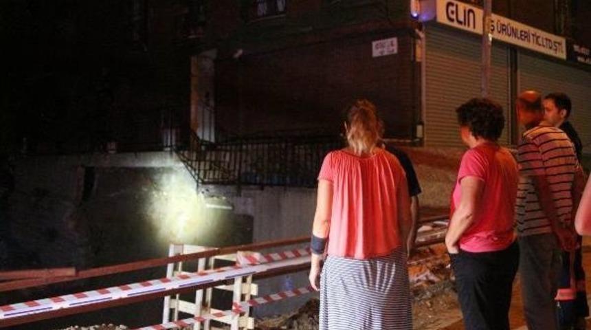 İnşaat Alanındaki G&ouml;&ccedil;me Bitişiğindeki 5 Katlı Binayı Boşalttırdı