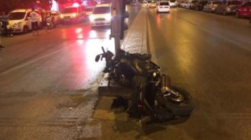 Motosiklet Trafik Lambasına &Ccedil;arptı: 1 Kişi Hayatını Kaybetti, 1 Yaralı
