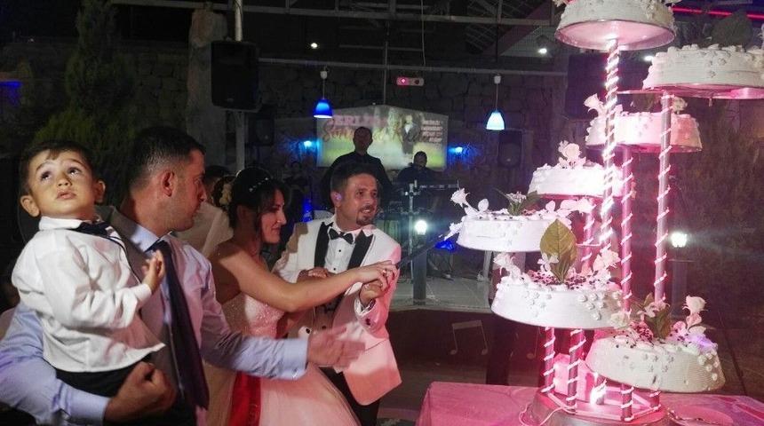 &Uuml;nl&uuml; İşadamının Damat Oğluna Hediye Ettiği Bisiklet Herkesi Duygulandırdı