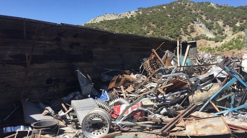 Hurda Y&uuml;kl&uuml; Tır Yan Yattı