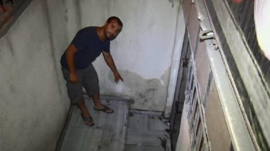 Sultangazi'de Atık Su Kanalı Tıkandı,iş Yerleri Ve Evleri Su Bastı