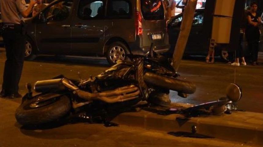 İzmir'de Motosiklet Kazası: 1 &Ouml;l&uuml;, 1 Yaralı