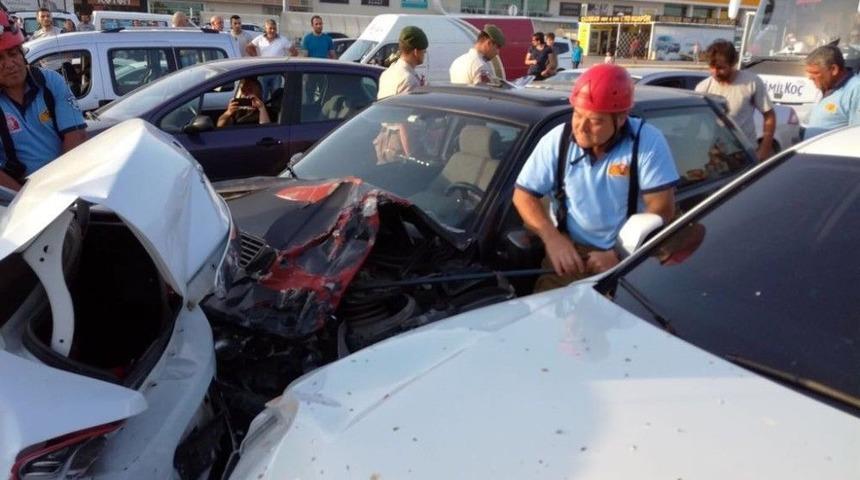 Edremit&rsquo;te Zincirleme Kaza: 3 Yaralı