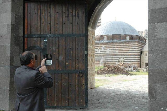 İranlı Edebiyatçıdan Türkiye’ye Övgü