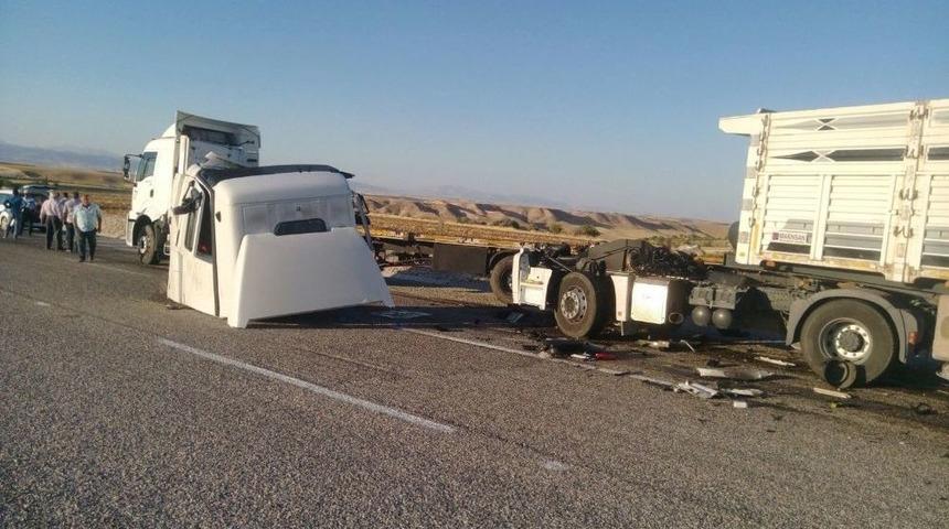 &Ccedil;arpışan Tırlar Hurdaya D&ouml;nd&uuml;: 1 Yaralı