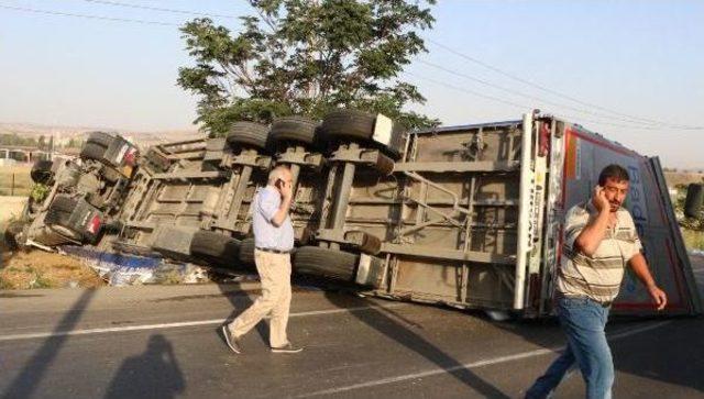 Tek Şeride Düşen Yolda Hatalı Sollama Kazası: 1 Ölü, 2 Yaralı