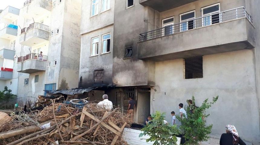 Odunluk Yangını Binaya Sı&ccedil;ramadan S&ouml;nd&uuml;r&uuml;ld&uuml;