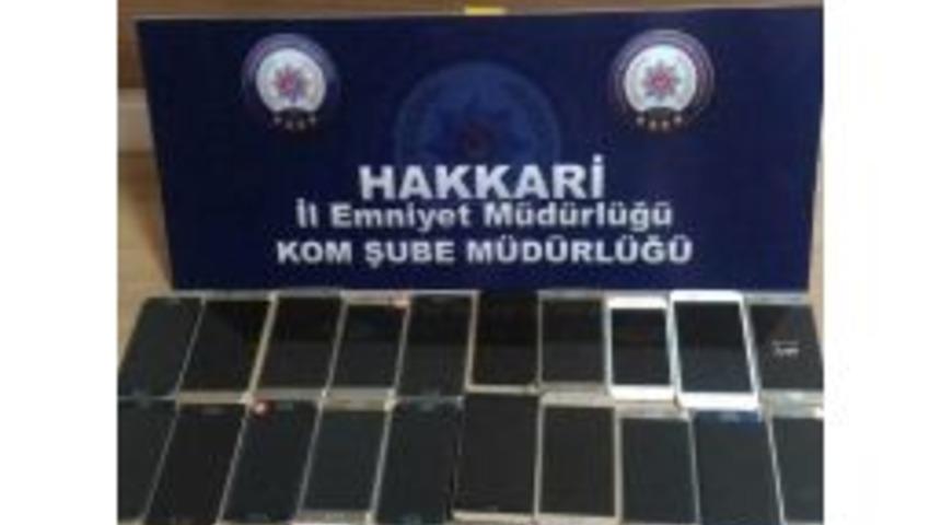 Hakkari&rsquo;de 25 Adet Ka&ccedil;ak Cep Telefonu Ele Ge&ccedil;irildi