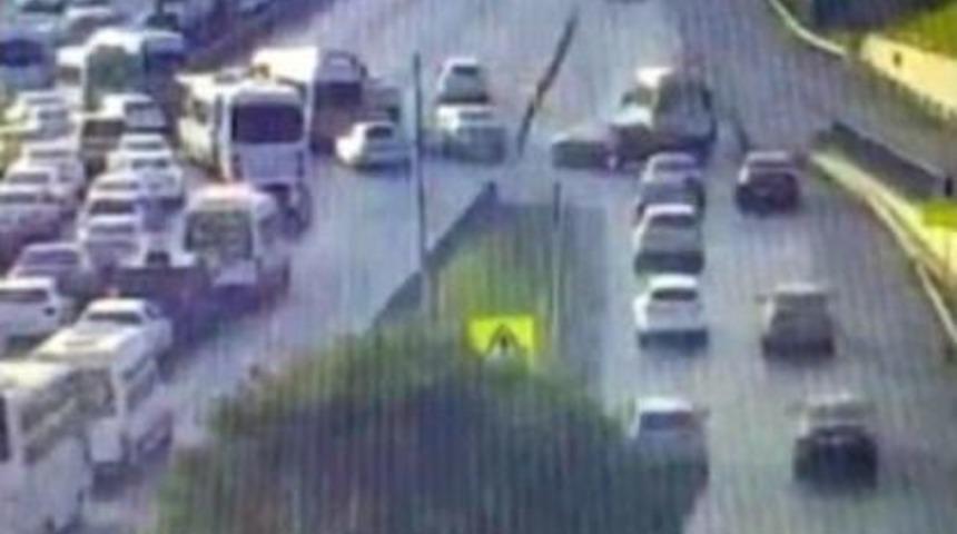 15 Temmuz Şehitler K&ouml;pr&uuml;s&uuml; Girişinde Ters D&ouml;n&uuml;ş Yapan S&uuml;r&uuml;c&uuml;ler Kamerada