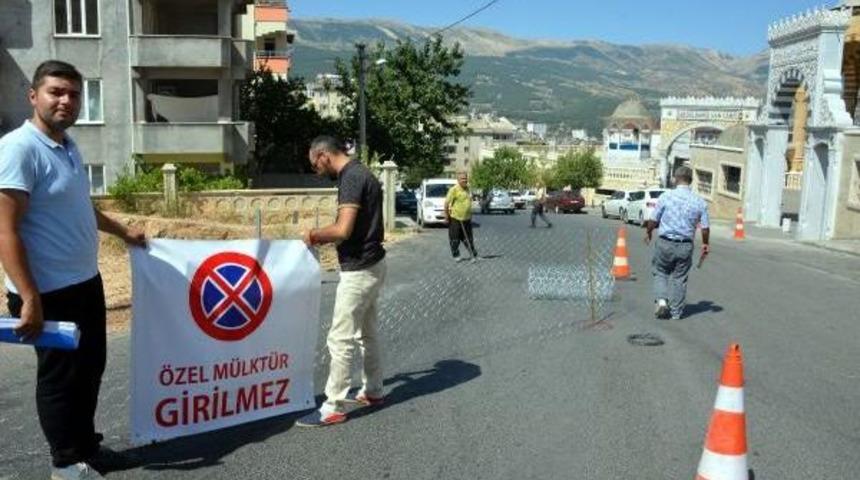 İnşaat Ruhsatı Alamayınca, Arazisinden Ge&ccedil;en Yolu Tel &Ouml;rg&uuml;yle Kapattı