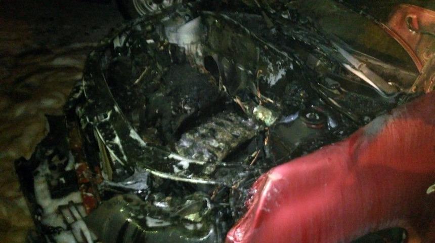 Park Halindeki Otomobil Alev Aldı