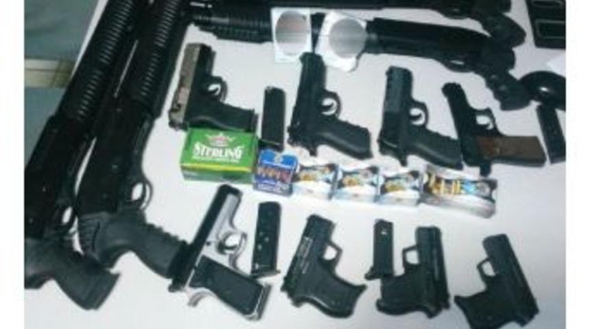 12 Adet Ruhsatsız Silahla Yakalanan 2 Ş&uuml;pheli Tutuklandı