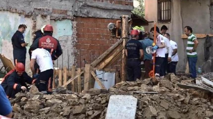 Temel Kuyusuna D&uuml;şen Iş&ccedil;i 1 Saatlik &Ccedil;alışma Ile Kurtarıldı